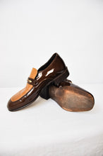 Load image into Gallery viewer, 1970s Two-Tone Penny Loafers | Size M8.5