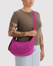 Charger l'image dans la galerie, Medium Nylon Crescent Bag | Deep Fuschia